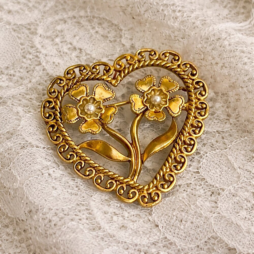 Vintage AVON Filigree Heart Gold Tone Brooch Pin Flower Faux Pearl‎ Rose Jewelry